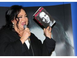 Türkan Şoray İmza Gününde Hayranlarıyla Buluştu