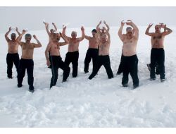 Kar Kaplanları Yılın Son Kar Banyosunu Yaptı