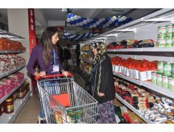 Öğrenciler, Sosyal Market'te Gönüllü Çalışıyor