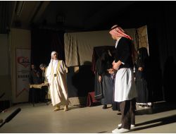 Acıpayam Eğitim Sevdalıları Derneği Tiyatro Gösterisi Düzenledi