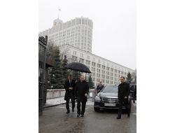 Putin Kiliseye, Medvedev Kayağa