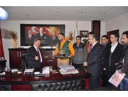 Ak Parti Gençlik Kolları'ndan Başkan Başer’e Doğum Günü Sürprizi