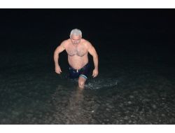 Yeni Yılı, Karadeniz’in Soğuk Sularına Girerek Karşıladı