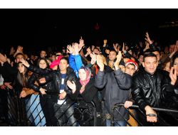 İzmirliler Yeni Yıla Kıraç Konseriyle Girdi