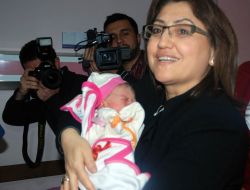 Bakan Şahin Denizli'de 2013 Yılının İlk Bebeğine Altın Taktı