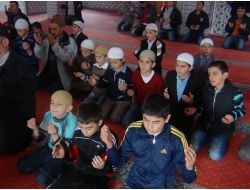 Cami İmamından, 180 Vakit Camiye Gelen Çocuklara Tablet Bilgisayar