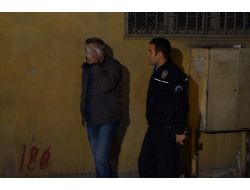 Hırsız Zannettikleri Polis Memuruna Tekme Tokat Girdiler