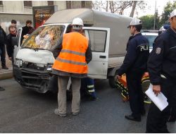Virajı Alamayan Kamyonet Park Halindeki Araca Çarptı: 1 Yaralı