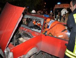 İzmir'de Trafik Kazası : 2 Yaralı