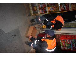 Dükkanında Baktığı Hasta Kediyi Belediye Ekiplerine Teslim Etti