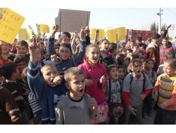 Mahallelerine Okul İsteyen Çocuklar Eylem Yapıp Yol Kapattı