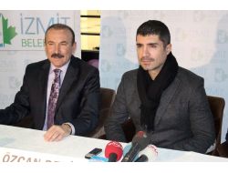 Özcan Deniz Sinemaya Gitmeyen 150 Kadınla 'Evim Sensin'i İzledi