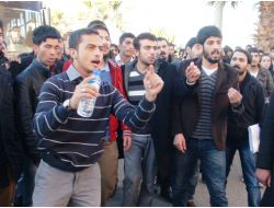 Ulaşım Zammına Tepki Gösteren Öğrenciler Yolu Trafiğe Kapattı