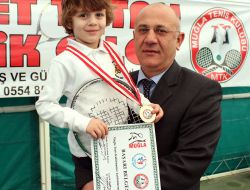 Muğla’da Minik Eller Raket Tutuyor
