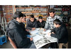 Bisiklet Tamircisi İş Yerinde Arapça Kursu Veriyor