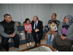 Vali Çakacak, Gelişim Bozukluğu Bulunan Küçük Kızı Ziyaret Etti