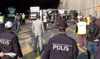 TEM’de çevik kuvvet otobüsü devrildi