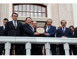 Tarihi Gazi Mektebi’nin Sembolik Anahtarı Bakan Dinçer’e Verildi