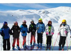 Hakkari'de Kayak Yarışması Düzenlendi