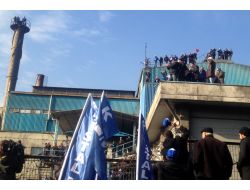 Kapatılmak İstenen Fabrikanın Bacasında Protesto Eylemi