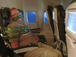 Rezalet Çıkaran Yolcuyu Koltuğa Bağladılar