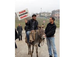 Üniversiteliler Ulaşım Sorununa Eşekle Çözüm Buldu