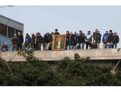 Eylem Yapan İşçiler Çatıdan İnip Aileleriyle Buluştu