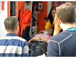 Yangında Dumandan Etkilenen Genç Kızı Annesi Ve Komşuları Kurtardı