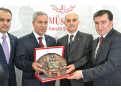 Arınç: Bir Zamanlar Siyaset Yapanlar Şimdi Bebeklere Masal Anlatıyor