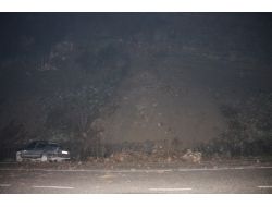 Dağdan Düşen Kayalar, Seyir Halindeki Otomobile Zarar Verdi
