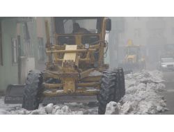 Buzlaşan Kar Greyderler Ve Kazmalarla Kaldırıyorlar