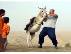 Sırtında Eşekle Antrenman Yapıyor