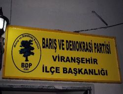 Viranşehir'de Dtp Tabelası Söküldü Yerine Bdp Tabelası Takıldı