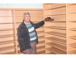 Kendi Ayakkabılarını Bıraktı, Dernek Başkanının Ayakkabılarını Aldı