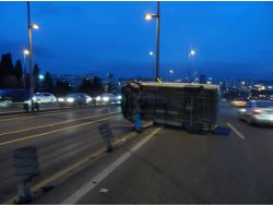 Minibüs Metrobüs Bariyerlerine Takıldı