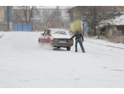 Yozgat’ta Kar Yağışı Yolları Buz Pistine Çevirdi