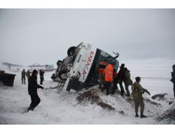 Cenaze Getiren Otobüs Buzlu Yolda Kaydı: 1 Ölü, 15 Yaralı