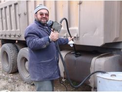 Kamyoncular Hızsız Beklemeyi Bıraktı, Aküyü Ve Mazotu Yanlarına Alarak Uyuyor