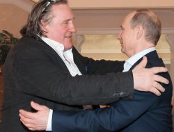 Putin, Depardieu'ya Rus Pasaportunu Kendi Eliyle Verdi