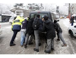 Kar Nedeniyle Yollarda Kalan Araçları Polis İtti