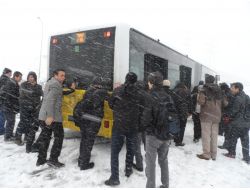 Yolcular Kara Saplanan Otobüste Mahsur Kaldı