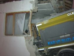 Kar Küreme Aracı Yatak Odasına Daldı