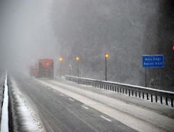 Bolu Dağı'nda Kar Yağışı ve Sis Trafiği Olumsuz Etkiliyor!!