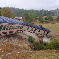 Edirne'de Yolcu Treni Raydan Çıktı