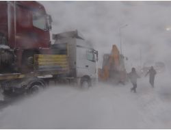 Kar Ve Tipiden Kapanan Yolda Araçlar Mahsur Kaldı