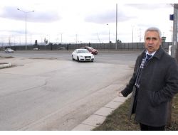 Kazada Oğlunu Kaybeden Baba, Adım Adım Dolaşıp Kusurlu Yolları Tespit Ediyor