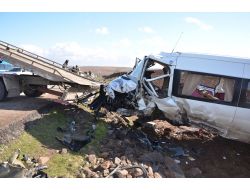 Otomobil, Minibüsle Çarpıştı: 2 Ölü, 10 Yaralı