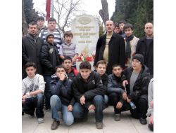 Işık Öğrencileri, İstiklal Şairi'ni Kabri Başında Andı