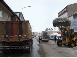 Yeniçubuk Belediyesi, Biriken Karları Kamyonlarla Tahliye Ediyor