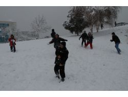 Bursa’da Kar, Hayatı Olumsuz Etkilerken Öğrenciler Tatilin Tadını Çıkarıyor